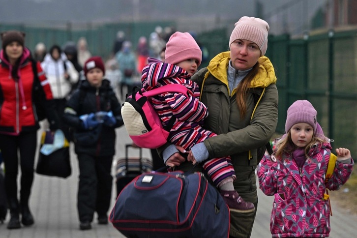 Una ucraniana y sus hijos se dirigen hacia la frontera con Polonia.