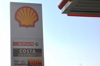 Shell konpainiaren gasolindegi bateko prezio panela.