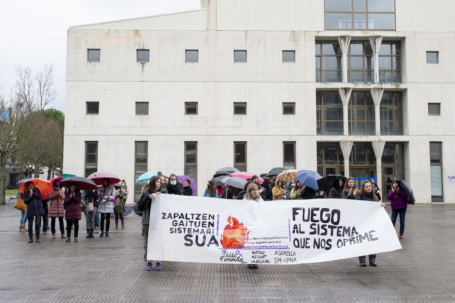 Mugimendu feministaren mobilizazioa NUPeko campusean.