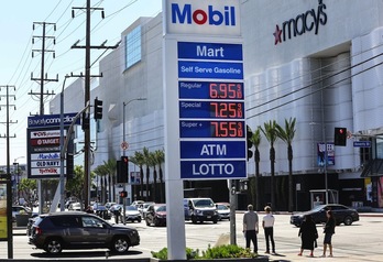 Precios de los combustibles en una gasolinera de Los Ángeles el 7 de marzo de 2021.