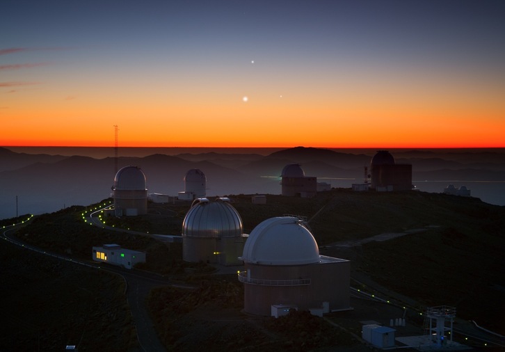 Alineación planetario o «sizigia» de Mercurio, Venus y Júpiter vista desde el Observatorio de la Silla, en Chile, en 2013.