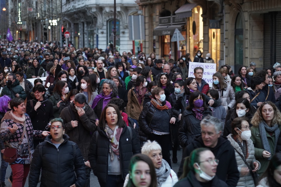 Emakumeak eta gizonak, Donostiako San Martin kaletik aldarri bakar batean bilduta.