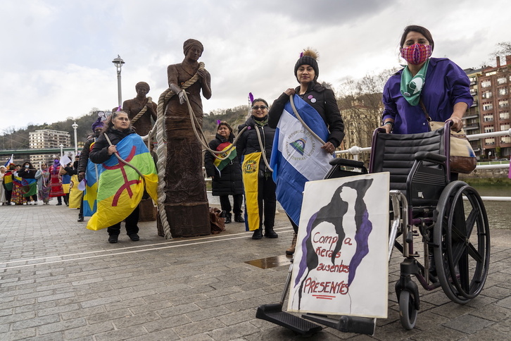 Garai bateko zirgarien lana egungo emakume zaintzaileen lanarekin alderatzeko performance bat egin dute mugimendu feministako kideek. 