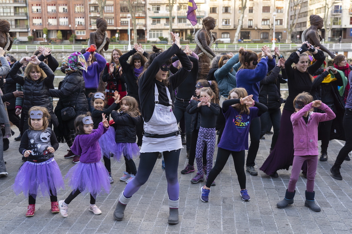 Performancearen osteko dantza saioa, adin eta arraza guztietako emakumeekin. (Marisol RAMIREZ/FOKU)