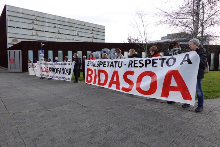 Concentración de Osasun Bidasoa en frente de las Juntas Generales de Gipuzkoa.