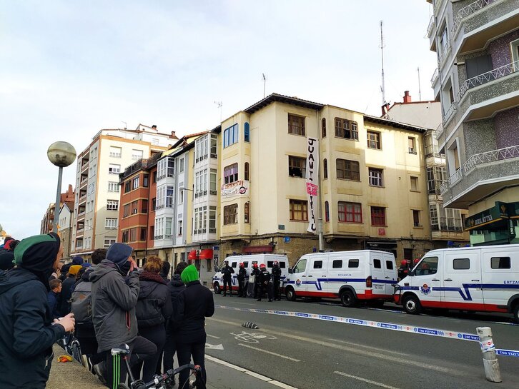 Despliegue policial frente a ‘Juani’, un edificio situado cerca del Hospital de Santiago.