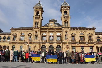 Concentración que ha tenido lugar ante el Ayuntamiento de Donostia.