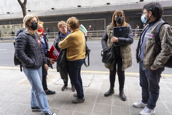 Las representantes de las centrales sindicales han esperado en vano a los responsables de Osakidetza ante la sede del Consejo de Relaciones Laborales en Bilbo.