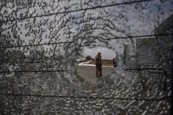 Vista de un soldado ucraniano a través de un cristal alcanzado por un disparo en Velyka Dymerka, al este de Kiev.