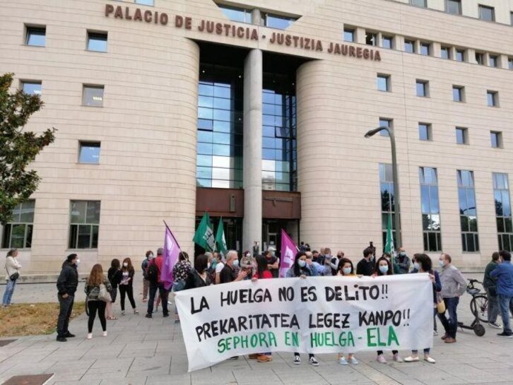 Iruñeko Sephora dendetako langileen protesta Justizia Jauregiaren aurrean.