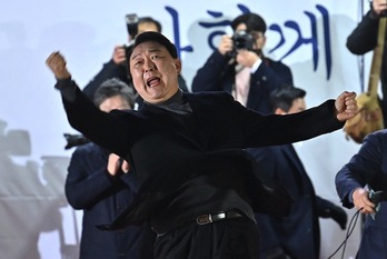 Yoon Suk-yeol, presidente electo de Corea del Sur, gesticula ante sus seguidores durante el mitin de cierre de campaña, el 8 de marzo, en Seúl.