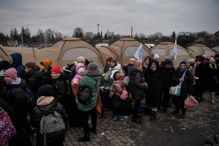 Refugiadas ucranianas, tras cruzar la frontera de Polonia.