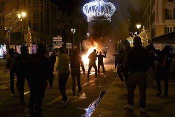 Manifestantes durante una protesta nocturna en Aiacciu.