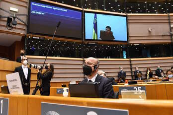 El presidente del Consejo de Europa, Charles Michel, escucha una intervención de Volodimir Zelensky, presidente de Ucrania. 