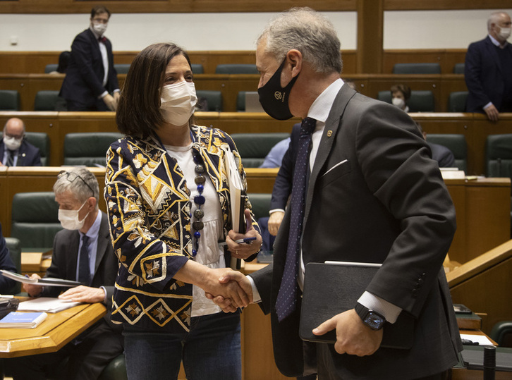 Beatriz Artolazabal eta Iñigo Urkullu Gasteizko Legebiltzarrean.