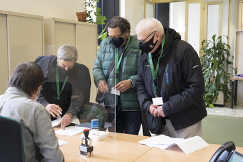 Tomas Alonso, José María Mouliaa e Iñaki Martin en el Parlamento de Gasteiz. 