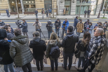 Concentración de apoyo a las víctimas en la Audiencia, el día que arrancó el juicio.