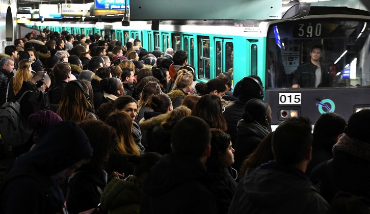 Gente apilada en la estación de metro de Saint-Lazare, en París, el 7 de nero de 2020, jornada de huelga en la SNCF para rechazar el plan anunciado por el Gobierno para reformar el sistema de jubilaciones.