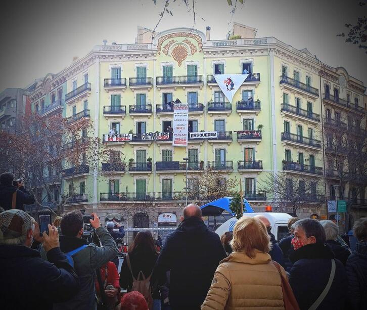 Acción del Sindicat de Llogaters en un edificio del Eixample de Barcelona.