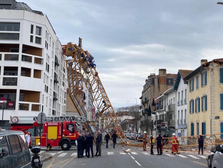 La grúa impactó contra un edificio adyacente a la obra antes de caer sobre la calle.