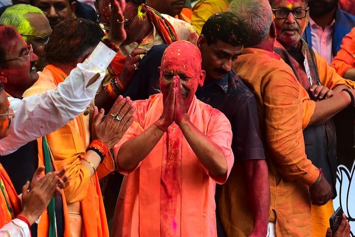 Yogi Adityanath, protegido del primer ministro indio, Narendra Modi, celebra su victoria en Utah Pradesh.