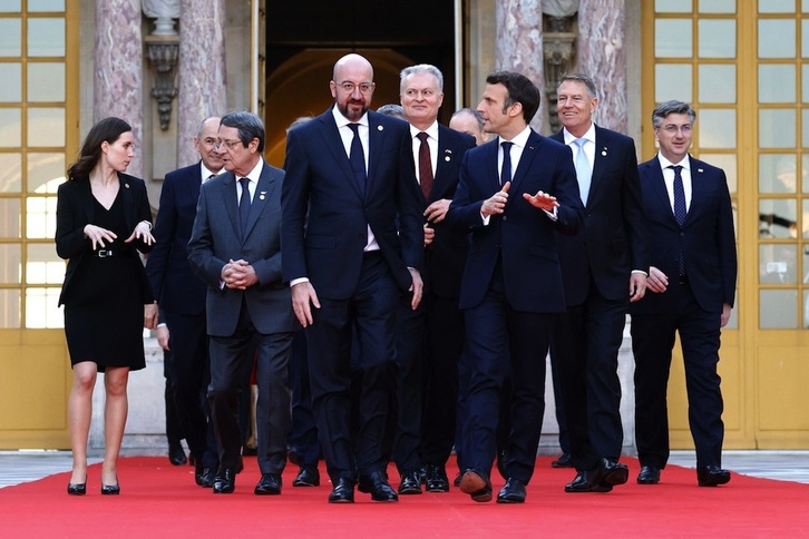 Enmanuel Macron conversa con el presidente del Consejo Europeo, Charles Michel, mientras se dirigen, junto al resto de líderes de la UE, a posar para la foto oficial de la cumbre en Versalles.