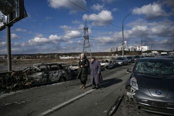 Residentes evacuados de la ciudad de Irpin.