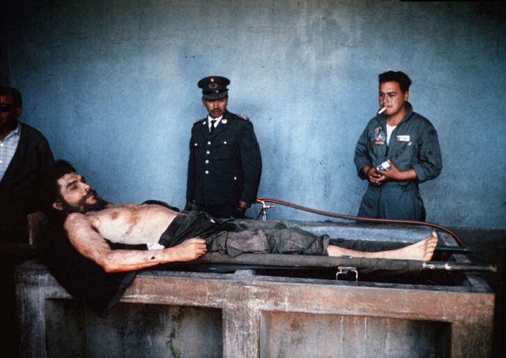 El cuerpo del revolucionario Che Guevara, tras ser ejecutado por militares bolivianos en La Higuera. 