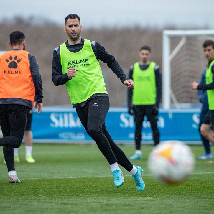 Édgar Méndez, durante el entrenamiento de hoy en Ibaia