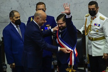 Gabriel Boric recibe la banda presidencial de manos del presidente del Senado, Álvaro Elizalde en la ceremonia de investidura, en el Congreso de Valparaíso.