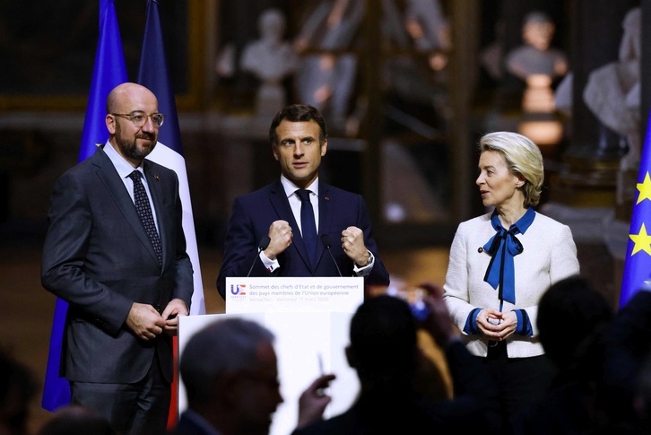 Charles Michel, Emmanuel Macron y Ursula von der Leyen, durante la conferencia de prensa posterior a la cumbre informal de la UE Versalles.