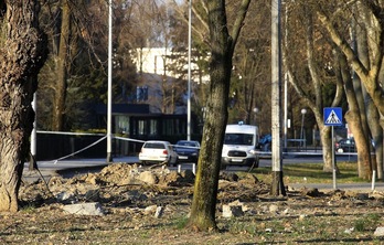 En la imagen tomada este viernes, 11 de marzo, se observa el lugar donde se estrelló un artefacto militar en las afueras de la capital croata, Zagreb.