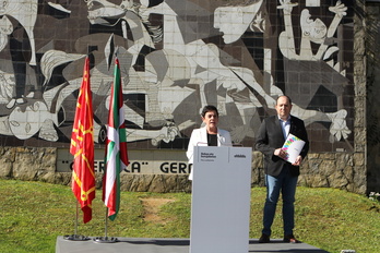 Mertxe Aizpurua y Pernando Barrena han presentado el manifiesto en Gernika.