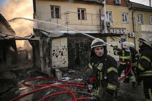 Bomberos apagan un fuego en Kiev tras un bombardeo. 