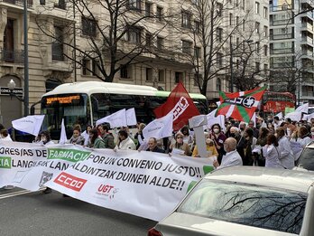 Manifestación de farmacéuticos por las calles de Bilbo.