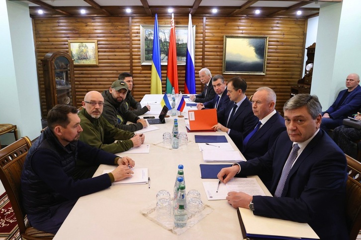 Ukrainaren eta Errusiaren delegazioak pasa den asteartean egindako negoziazio-mahaia.