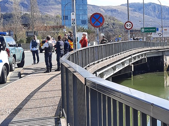 Intercambio entre equipos de rescate y policías en el puente de Behobia.