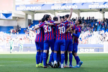 Los azulgranas celebran el gol de Stoichkov, que sentenciaba el partido a los nueve segundos.