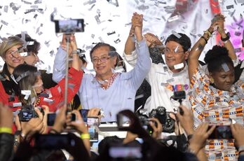 Gustavo Petro, de Pacto Histórico, celebrando los resultados.