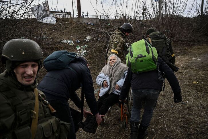 Evacuación de civiles en las inmediaciones de Kiev.