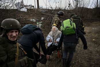 Evacuación de civiles en las inmediaciones de Kiev.