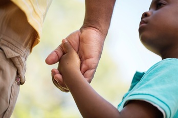 Las adopciones internacionales descienden en la CAV, en favor de las estatales.