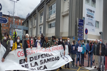 Movilización que han realizado este lunes diversas asociaciones vecinales, plataformas y sindicatos de Barakaldo. 