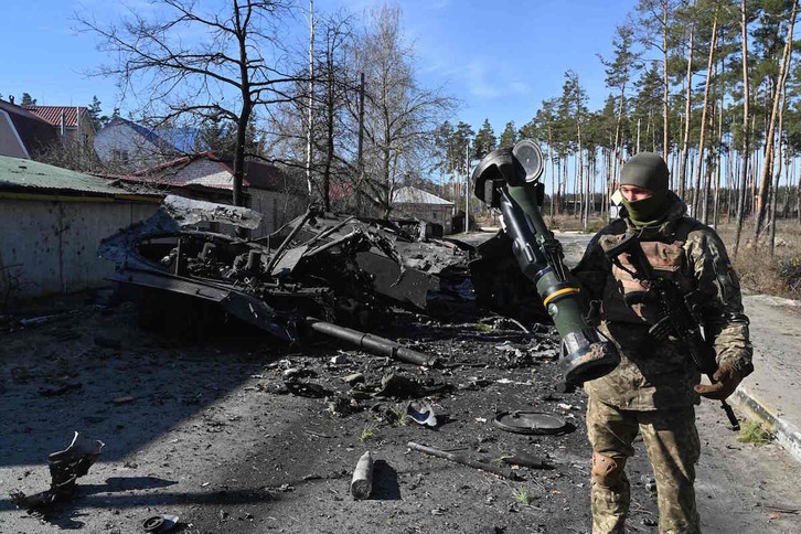 Soldadu bat, tankeak suntsitzeko arma bat eskuetan. 