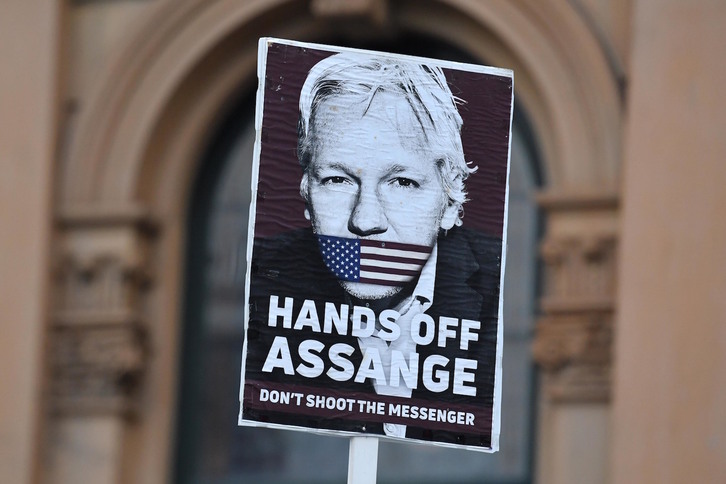 Un cartel contra la extradición de Assange a EEUU. 