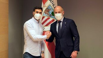 Balentziaga (ezkerrean), Athleticeko presidente Aitor Elizegirekin.