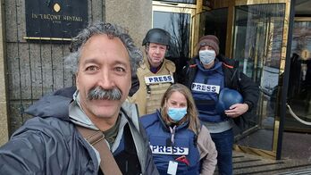 Pierre Zakrzewski posa junto a otros periodistas en el hotel Intercontinental de Kiev.