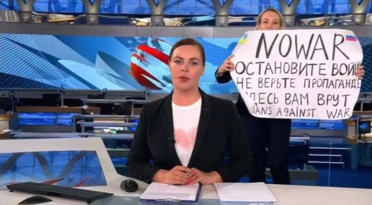 Protesta contra la guerra de Marina Ovsiannikova durante el informativo de la televisión rusa.