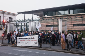 Baionako suprefeturaren aitzinean bildu dira herritarrak, EH Baik deituta, konponbide politikoaren alde, Korsikan zein gurean.