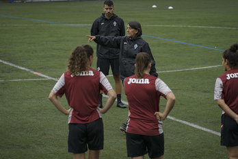 Ana Junyent dirige a sus jugadoras durante un entrenamiento.